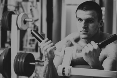 Çok güçlü bir adam salonda yapmaktadır