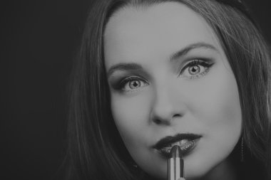 Güzel kız zarif ruj ile karanlık bir arka plan üzerinde. Güzel bir kırmızı ruj tonunu baştan çıkarıcı dudaklar değil. Moda dergileri ve Web siteleri için fotoğraf.