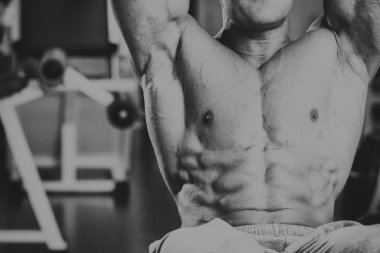 Çok güçlü bir adam salonda yapmaktadır