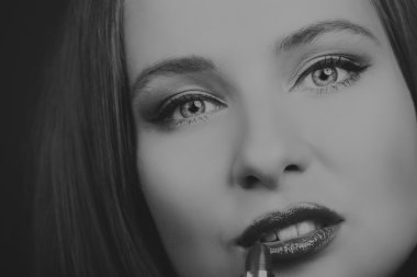 Güzel kız zarif ruj ile karanlık bir arka plan üzerinde. Güzel bir kırmızı ruj tonunu baştan çıkarıcı dudaklar değil. Moda dergileri ve Web siteleri için fotoğraf.