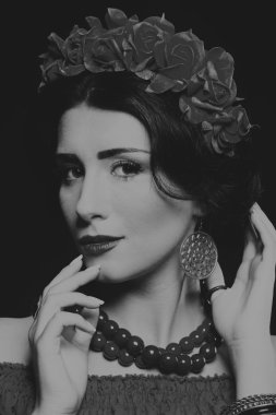 Karanlık bir arka plan üzerinde güzel, gizemli, şirin esmer. Siyah ve beyaz fotoğraf güzel gizemli esmer.