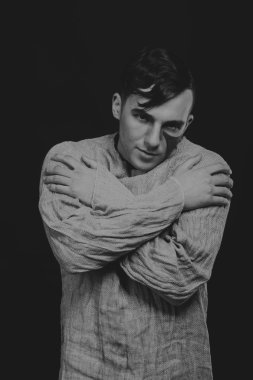 Bir rol oynayan bir aktör görüntüdeki adam