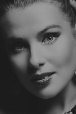 Güzel kız zarif ruj ile karanlık bir arka plan üzerinde. Güzel bir kırmızı ruj tonunu baştan çıkarıcı dudaklar değil. Moda dergileri ve Web siteleri için fotoğraf.