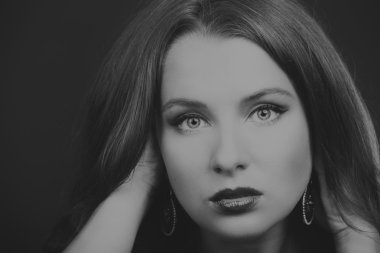 Güzel kız zarif ruj ile karanlık bir arka plan üzerinde. Güzel bir kırmızı ruj tonunu baştan çıkarıcı dudaklar değil. Moda dergileri ve Web siteleri için fotoğraf.