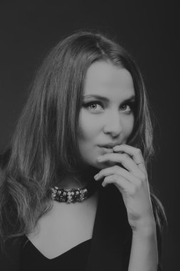 Güzel kız zarif ruj ile karanlık bir arka plan üzerinde. Güzel bir kırmızı ruj tonunu baştan çıkarıcı dudaklar değil. Moda dergileri ve Web siteleri için fotoğraf.