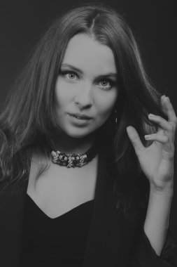 Güzel kız zarif ruj ile karanlık bir arka plan üzerinde. Güzel bir kırmızı ruj tonunu baştan çıkarıcı dudaklar değil. Moda dergileri ve Web siteleri için fotoğraf.