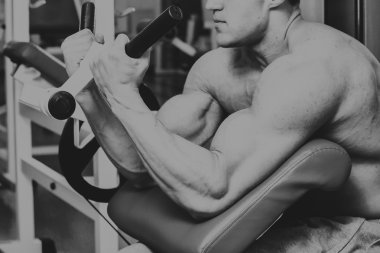 Çok güçlü bir adam salonda yapmaktadır