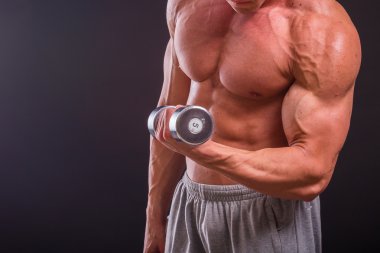 Bir adam siyah dumbbells ile