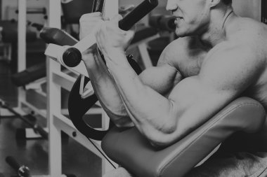 Çok güçlü bir adam salonda yapmaktadır