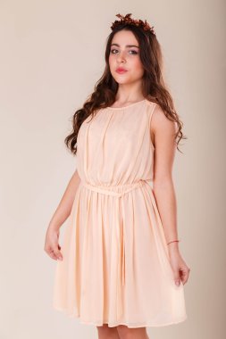 Hafif bir arka plan üzerinde kısa bir etek bir kız. Güzel ve genç birbayan. Güzel profesyonel makyaj.