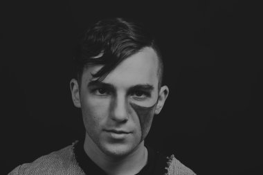 Bir rol oynayan bir aktör görüntüdeki adam