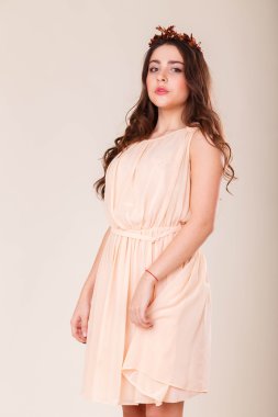 Hafif bir arka plan üzerinde kısa bir etek bir kız. Güzel ve genç birbayan. Güzel profesyonel makyaj.