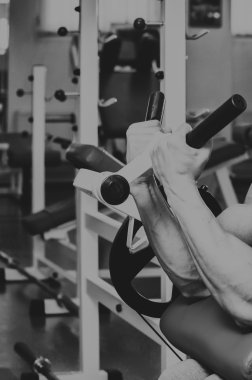 Çok güçlü bir adam salonda yapmaktadır