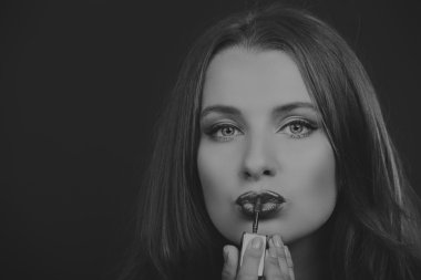 Güzel kız zarif ruj ile karanlık bir arka plan üzerinde. Güzel bir kırmızı ruj tonunu baştan çıkarıcı dudaklar değil. Moda dergileri ve Web siteleri için fotoğraf.