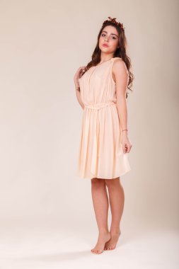 Hafif bir arka plan üzerinde kısa bir etek bir kız. Güzel ve genç birbayan. Güzel profesyonel makyaj.