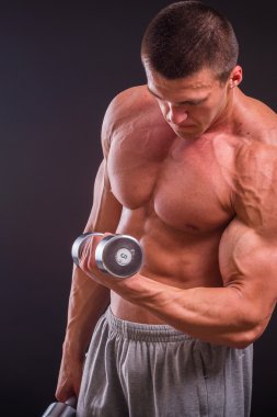 Bir adam siyah dumbbells ile