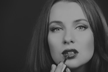 Güzel kız zarif ruj ile karanlık bir arka plan üzerinde. Güzel bir kırmızı ruj tonunu baştan çıkarıcı dudaklar değil. Moda dergileri ve Web siteleri için fotoğraf.