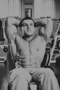 Çok güçlü bir adam salonda yapmaktadır