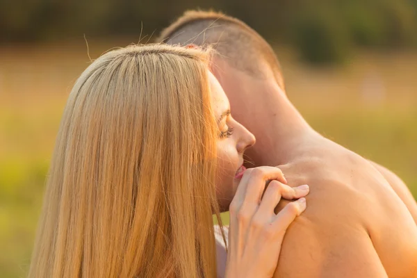 Man and woman embrace tenderly in the field. Love and sincere feelings. Beautiful young couple. Photo for social magazines, posters and websites. — Stock Photo, Image