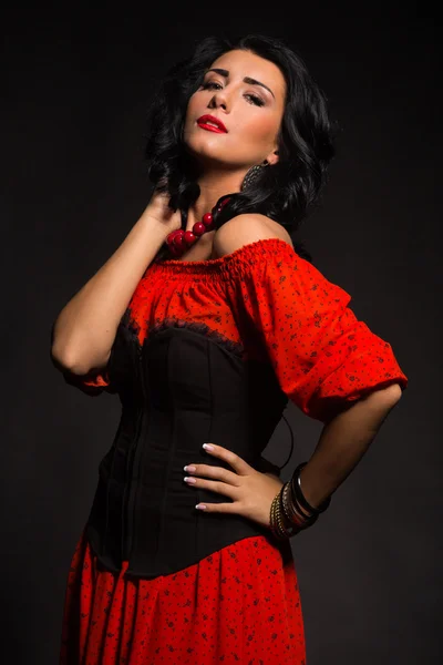 빨간색과 검은색 드레스에 화려한 갈색 머리 — 스톡 사진
