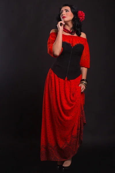 Kırmızı ve siyah elbiseli güzel esmer — Stok fotoğraf