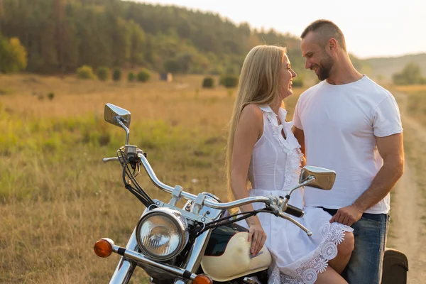 Man and woman embrace tenderly in the field. Love and sincere feelings. Beautiful young couple. Photo for social magazines, posters and websites. — Stock Photo, Image