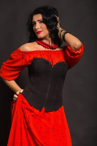 Kırmızı ve siyah elbiseli güzel esmer — Stok fotoğraf