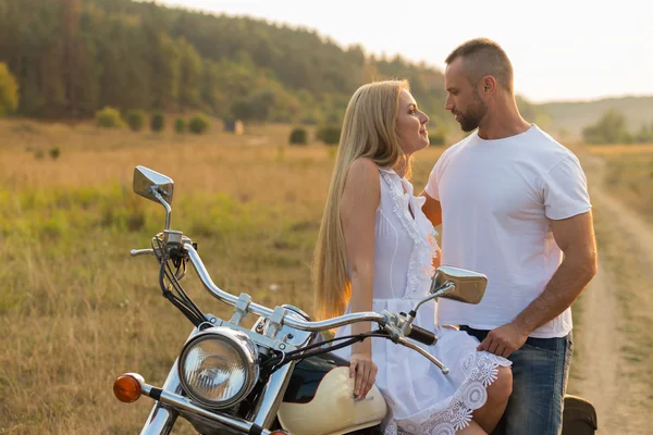 Man and woman embrace tenderly in the field. Love and sincere feelings. Beautiful young couple. Photo for social magazines, posters and websites. — Stock Photo, Image