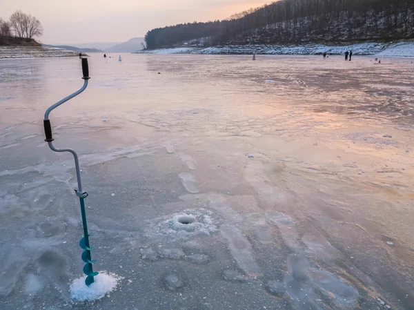 Vackert vinterlandskap på floden. Floden i is. Vinter fiske — Stockfoto