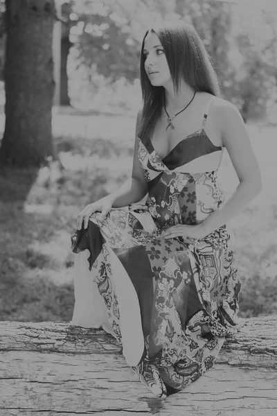 Mujer morena joven en un vestido blanco. Una chica está parada en medio del campo de flores rosadas en un día soleado. Campo, flores belleza, naturaleza, - El concepto de vacaciones en el campo. Artículo sobre vacaciones . —  Fotos de Stock