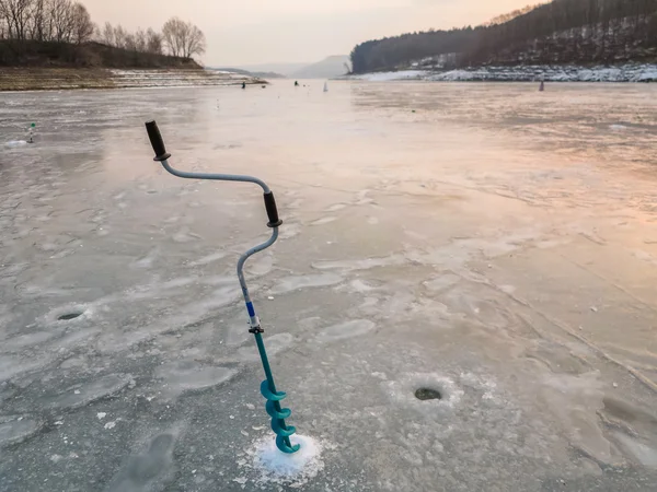 Vackert vinterlandskap på floden. Floden i is. Vinter fiske — Stockfoto