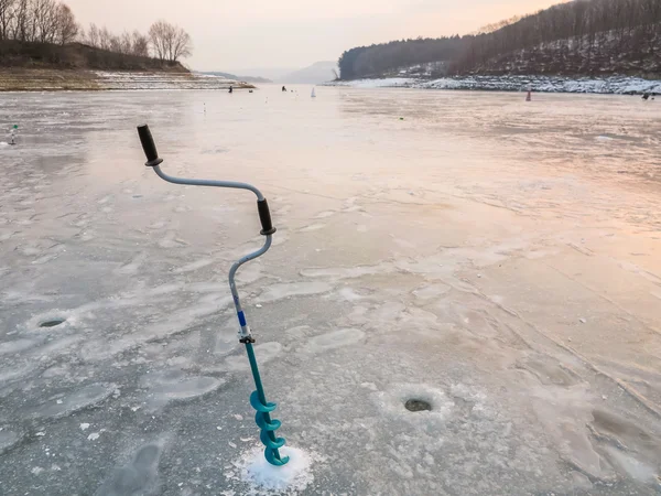 Vackert vinterlandskap på floden. Floden i is. Vinter fiske — Stockfoto