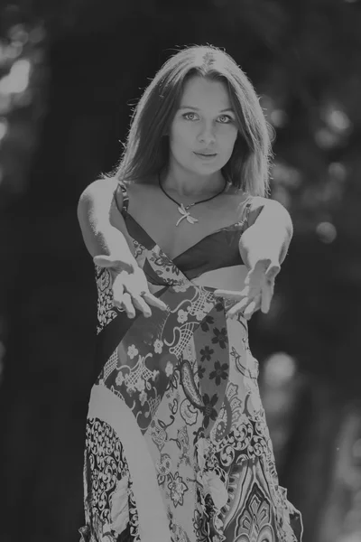 Młoda brunetka kobieta w białej sukni. Dziewczyna stoi w środku pola różowe kwiaty w słoneczny dzień. Pole, kwiaty piękno, natura, - pojęcie wakacje wiejski. Artykuł o wakacje. — Zdjęcie stockowe