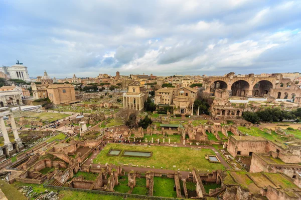 ROMA - 13 gennaio: Veduta del Foro Romano il 13 gennaio 2016 a Roma . — Foto Stock