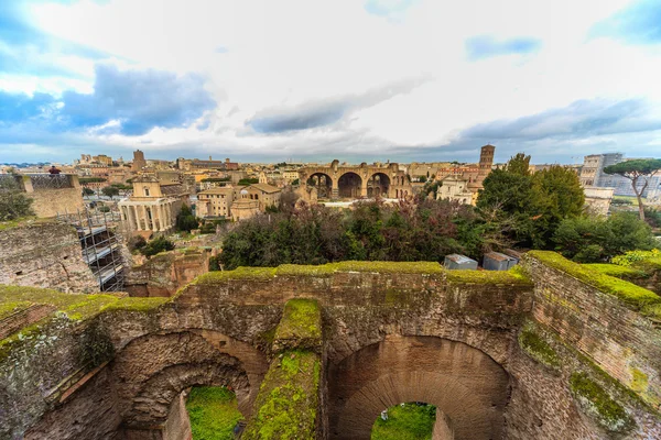 ROMA - 13 gennaio: Veduta del Foro Romano il 13 gennaio 2016 a Roma . — Foto Stock