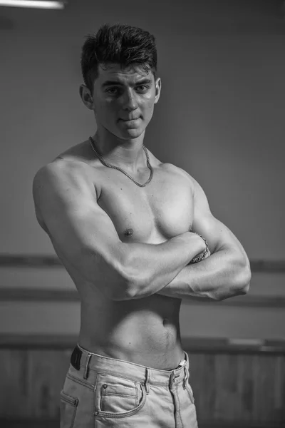 Foto eines Mannes in der Turnhalle. Bild eines Mannes in einem Fitnessstudio mit Trainingsgeräten. — Stockfoto