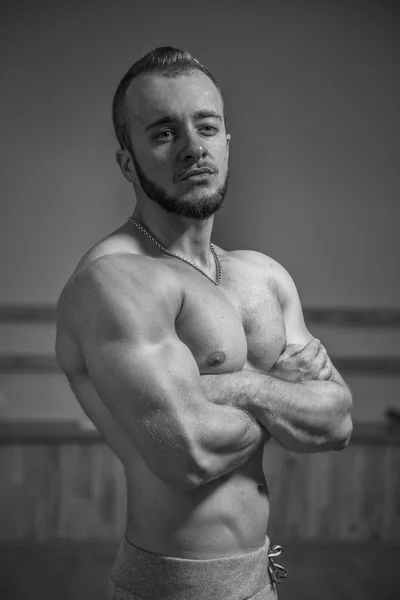 Photo of a man in the gym. Picture a man in a gym with exercise equipment. — Stock Photo, Image