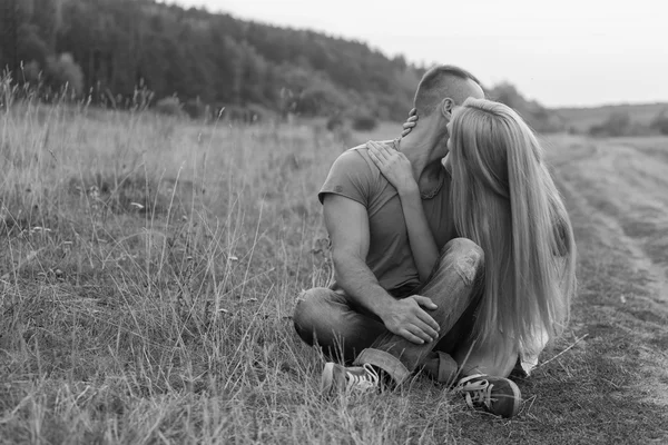 Viajes y amor, pasión, bicicleta de carretera. Pareja enamorada en la carretera con una motocicleta. Chico y chica enamorados . — Foto de Stock