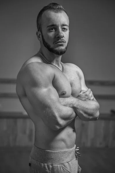 Foto de un hombre en el gimnasio. Imagina a un hombre en un gimnasio con equipo de ejercicio . —  Fotos de Stock