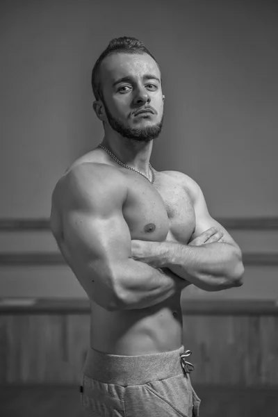 Foto eines Mannes in der Turnhalle. Bild eines Mannes in einem Fitnessstudio mit Trainingsgeräten. — Stockfoto