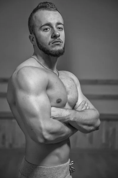 Foto de um homem no ginásio. Imagine um homem em um ginásio com equipamento de exercício . — Fotografia de Stock