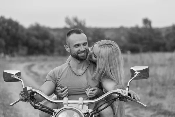 Viagens e amor, paixão, estrada de bicicleta. Casal apaixonado na estrada com uma motocicleta. Menino e menina apaixonados . — Fotografia de Stock