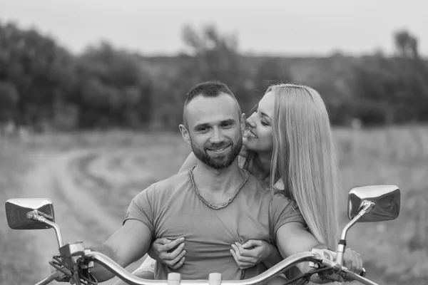 Viajes y amor, pasión, bicicleta de carretera. Pareja enamorada en la carretera con una motocicleta. Chico y chica enamorados . — Foto de Stock