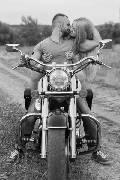 Resor och kärlek, passion, cykel väg. Par i kärlek på vägen med en motorcykel. Pojke och flicka i kärlek. — Stockfoto