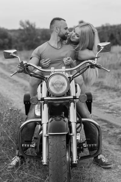 Viagens e amor, paixão, estrada de bicicleta. Casal apaixonado na estrada com uma motocicleta. Menino e menina apaixonados . — Fotografia de Stock