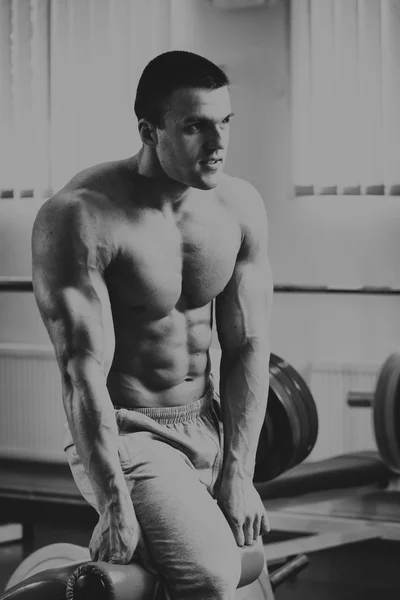 Un homme très fort est engagé dans la salle de gym — Photo