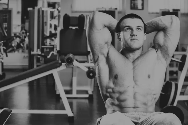 Un hombre muy fuerte se dedica al gimnasio — Foto de Stock