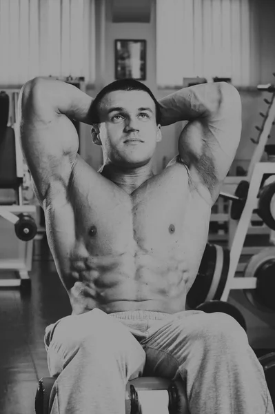 Un hombre muy fuerte se dedica al gimnasio —  Fotos de Stock