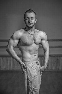Kameraya poz yakışıklı atletik erkek
