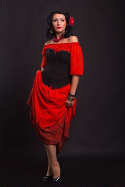 Karanlık bir arka plan üzerinde güzel, gizemli, şirin esmer. Siyah ve beyaz fotoğraf güzel gizemli esmer.